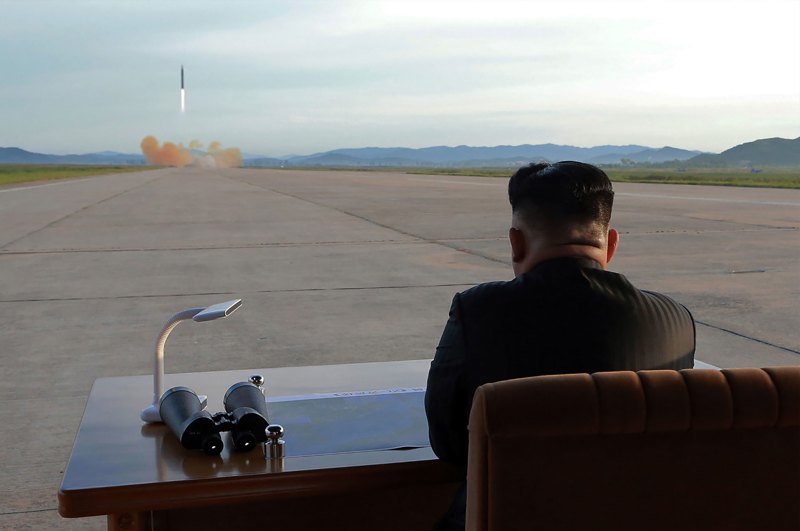 12. Северокорейский лидер Ким Чен Ун наблюдает за запуском ракеты Hwasong-12