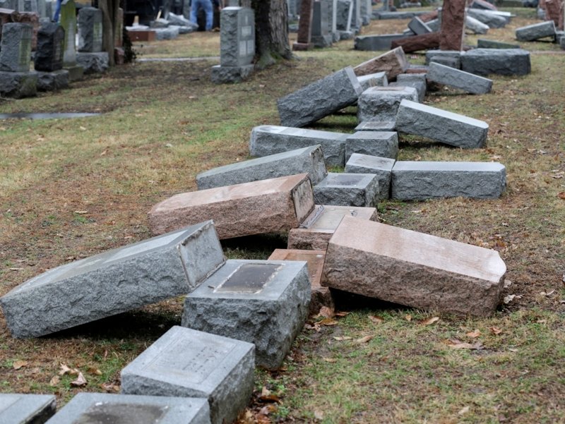 1. Разрушенные надгробия на историческом 123-летнем еврейском кладбище "Хесед шель Эмет" в городе Сент-Луис (штат Миссури)