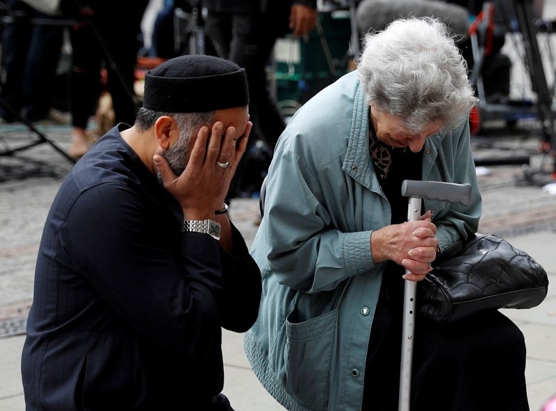 4. Слияние религий: еврейка и мусульманин на месте трагедии после взрыва взрыва на концерте Арианы Гранде в Манчестере
