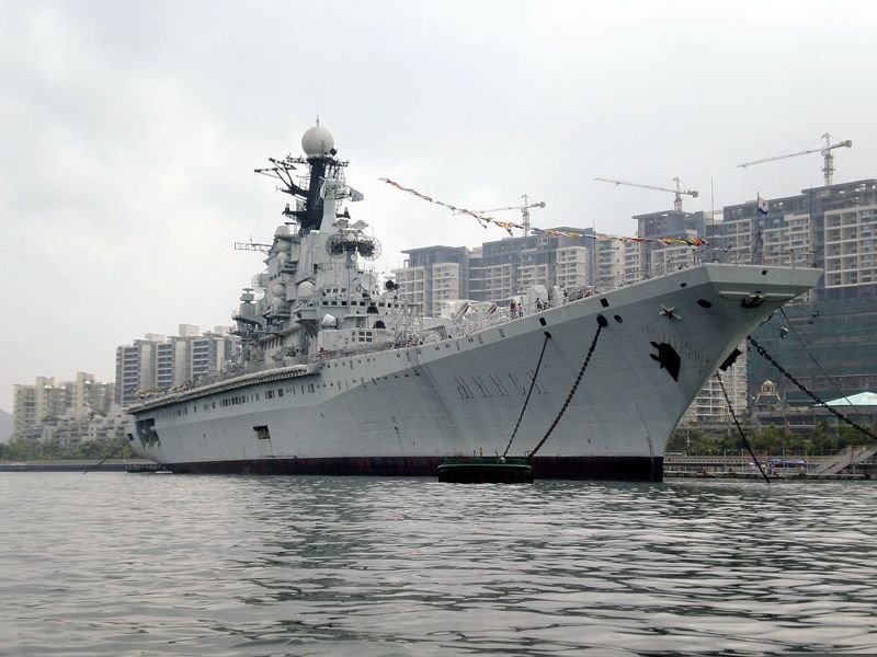 Тяжёлый авианесущий крейсер проекта 1143.2 ВМФ СССР "Минск" также после списания был продан вЮжную Корею, где долгое время выступал в качестве тематического аттракциона. Находится в ремонте,  вскоре будет перемещен в новый парк развлечений