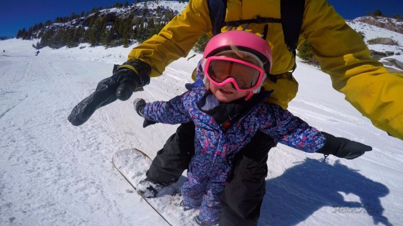 Для того, что бы воспитать малыша экстрималом, катайтесь вместе с ним на сноуборде 