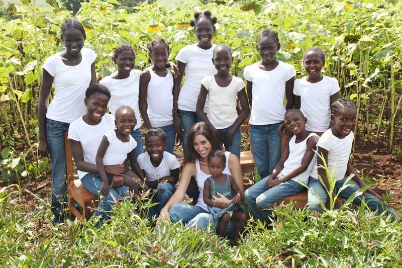 22-летняя американка стала мамой для 13 детей из Уганды