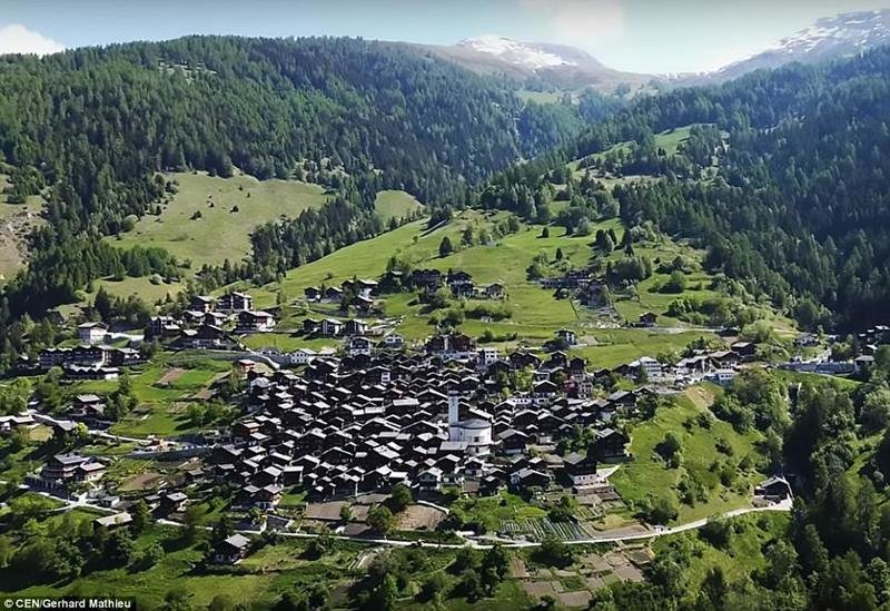Швейцарская деревенька заманивает новых жителей, предлагая $70 тыс за переезд