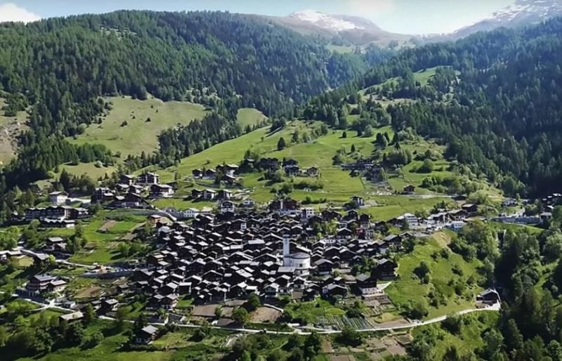 Швейцарская деревенька заманивает новых жителей, предлагая $70 тыс за переезд