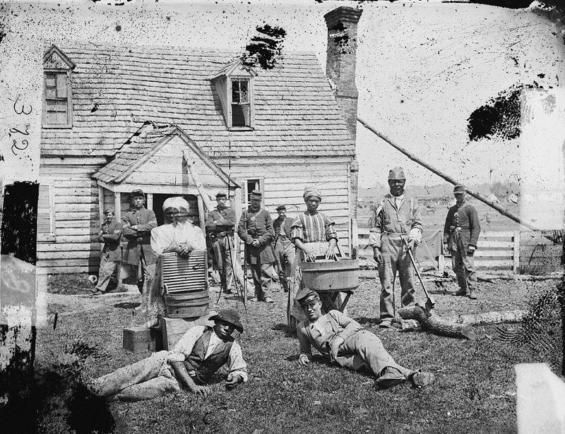 Бывшие рабы на территории, контролируемой армией Союза во время Гражданской войны, Йорктаун, Вирджиния, 1861 год  аукцион, история, продажа, прошлое, раб, сша, фотография