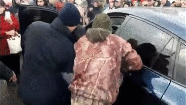 В сеть попало видео: в Киеве устроили самосуд над наглым водителем BMW