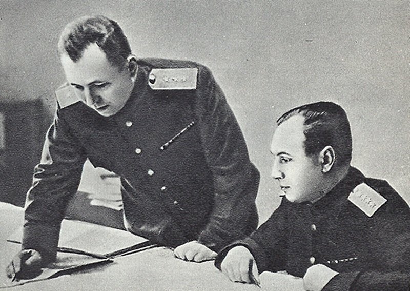 Начальник Генерального штаба генерал армии А.И. Антонов и начальник Оперативного управления генерал-полковник С.М. Штеменко. 1944 г.