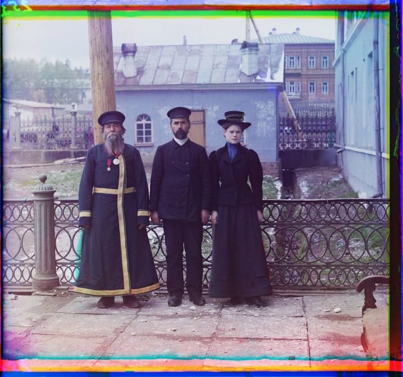 Городской служащий А.П.Калганов позирует для портрета с сыном и внучкой, город Златоуст