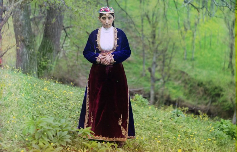 Армянка в национальном костюме позирует фотографу на холме недалеко от Артвина (сейчас принадлежит Турции) в 1910 году. (Prokudin-Gorskii Collection/LOC)