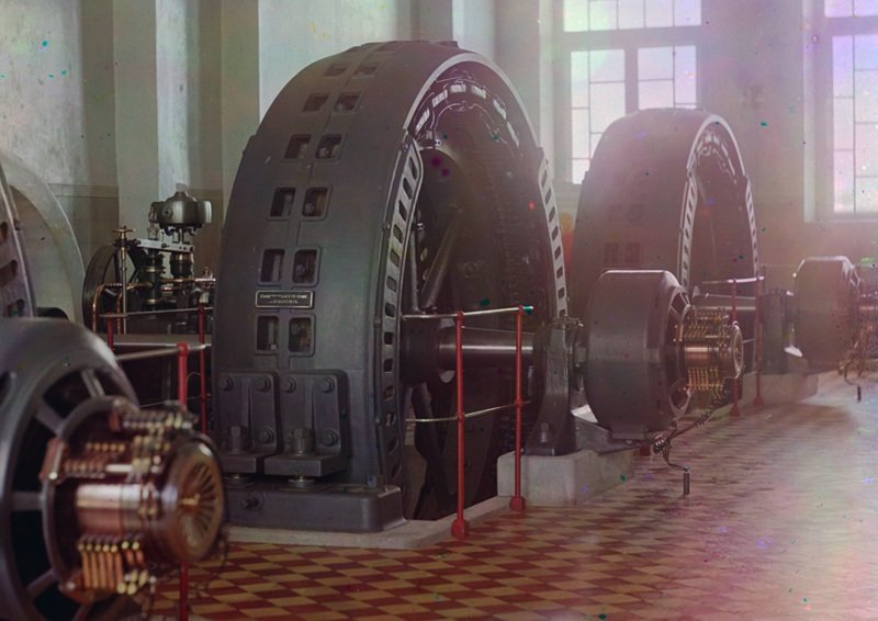 Генераторы, сделанные в Будапеште, в зале генераторной станции в Иолотане, Туркменистан, на реке Мургхаб, 1910 год. (Prokudin-Gorskii Collection/LOC)