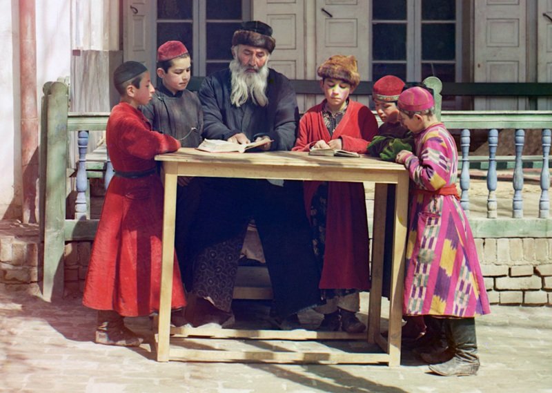 Группа еврейских детей с учителем в Самарканде (ныне Узбекистан), 1910 год. (Prokudin-Gorskii Collection/LOC)