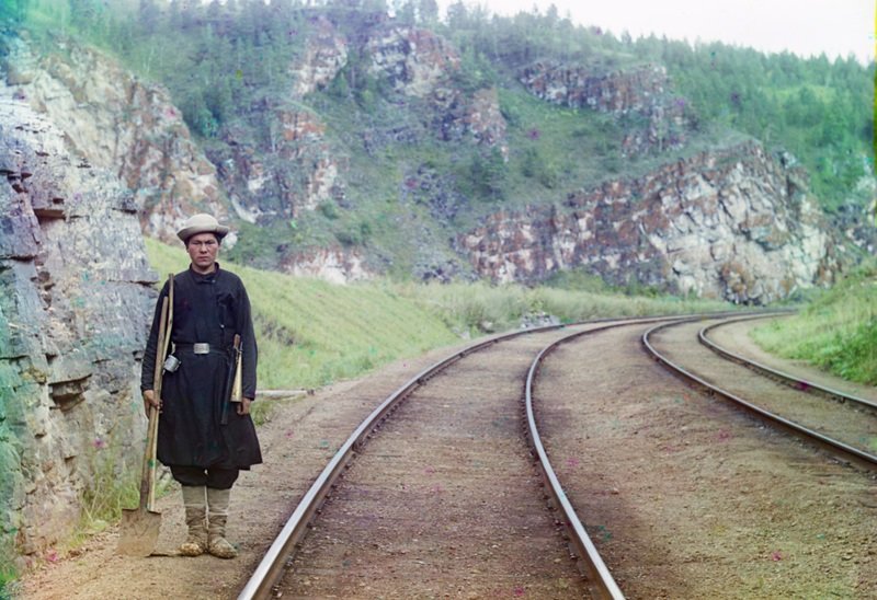 Работник Транс-Сибирской железной дороги недалеко от города Усть-Катав на реке Юрюзань в 1910 году. (Prokudin-Gorskii Collection/LOC)