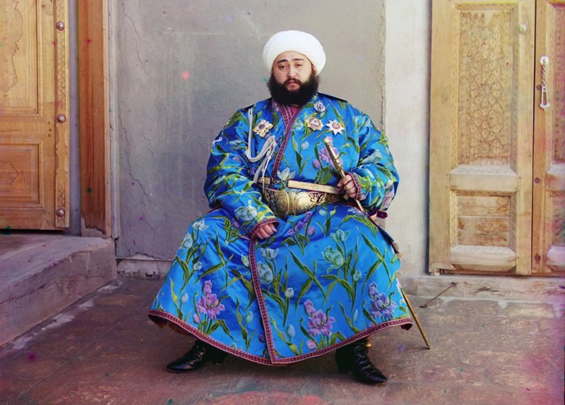 Эмир Сэйид Мир Мохаммед Алим Хан – эмир Бухары – сидит с мечом в Бухаре (нынешний Узбекистан) в 1910 году. (Prokudin-Gorskii Collection/LOC)