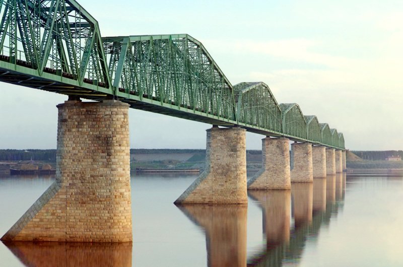 Металлический мост со сквозной фермой на каменных опорах – часть Транс-Сибирской железной дороги – пересекает реку Кама, недалеко от Перми. (Prokudin-Gorskii Collection/LOC)