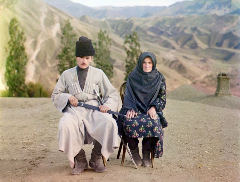 Мужчина и женщина позируют для фото в Дагестане, 1910 год. (Prokudin-Gorskii Collection/LOC)