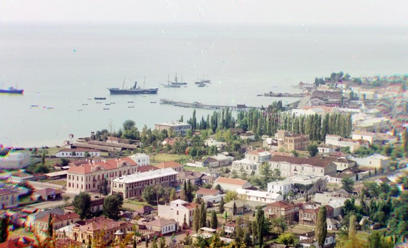 Общий вид на Сухуми, Абхазия, и его залив. Фото сделано около 1910 года с Чернявской горы. (Prokudin-Gorskii Collection/LOC)
