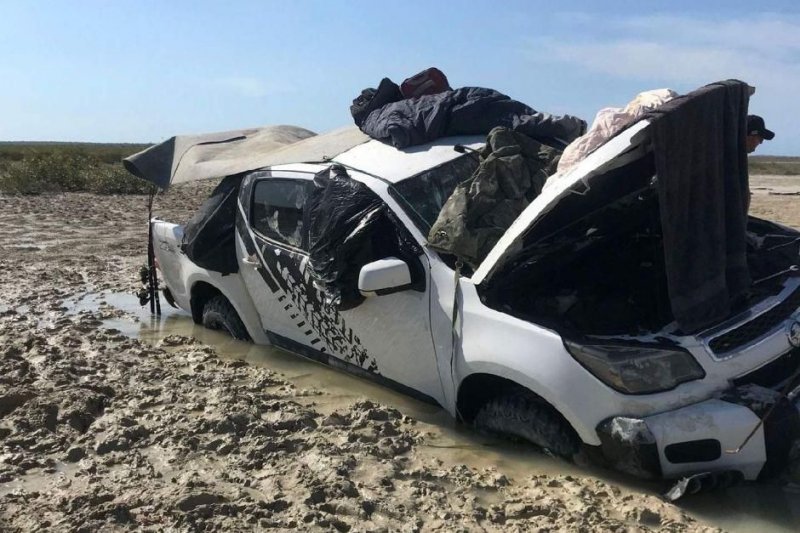 В Австралии рыбаки провели пять дней на крыше машины, спасаясь от крокодилов