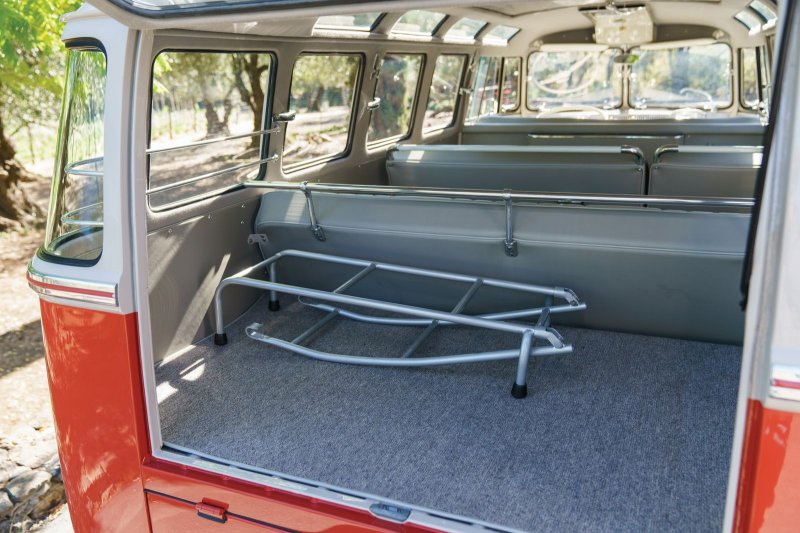 Volkswagen Microbus Deluxe 1960. Как дорого можно продать старый микроавтобус?