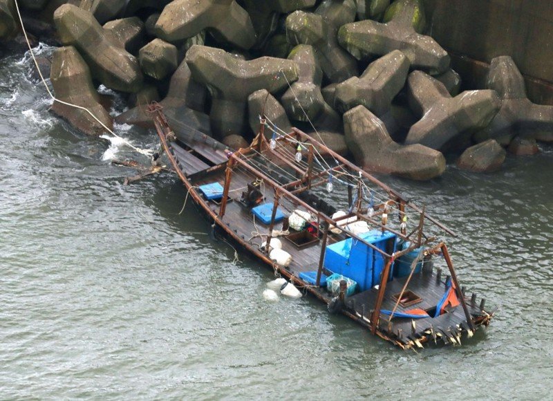 К японским берегам прибило лодку со скелетами