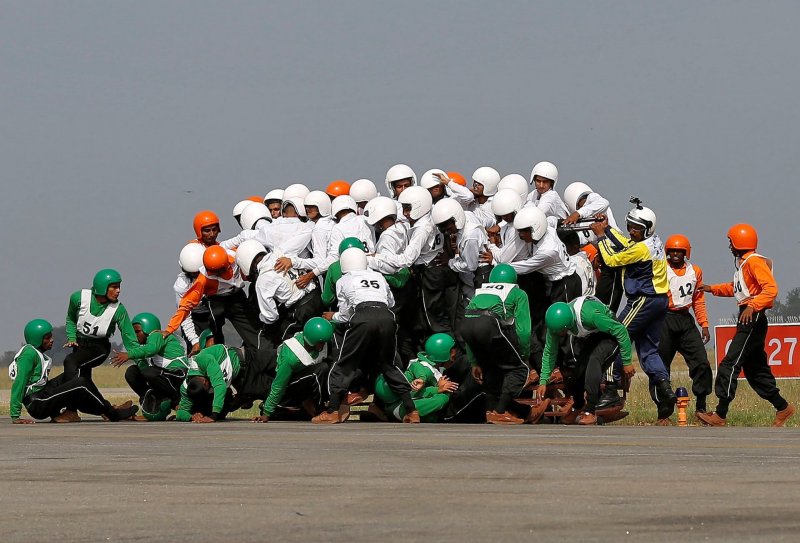 19 ноября, на взлетно-посадочной полосе авиабазы близ Бангалора, 58 членов команды Tornadoes умудрились взгромоздиться на мотоцикл марки Royal Enfield и проехать 1200 метров!