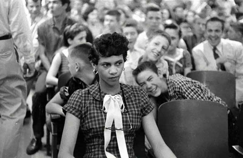 Дороти Кантс стала одной из первых афроамериканских учениц в школе для белых, 1957 год. На фотографии видно, что студенты школы Charlotte’s Harry Harding High School дразнят Дороти.