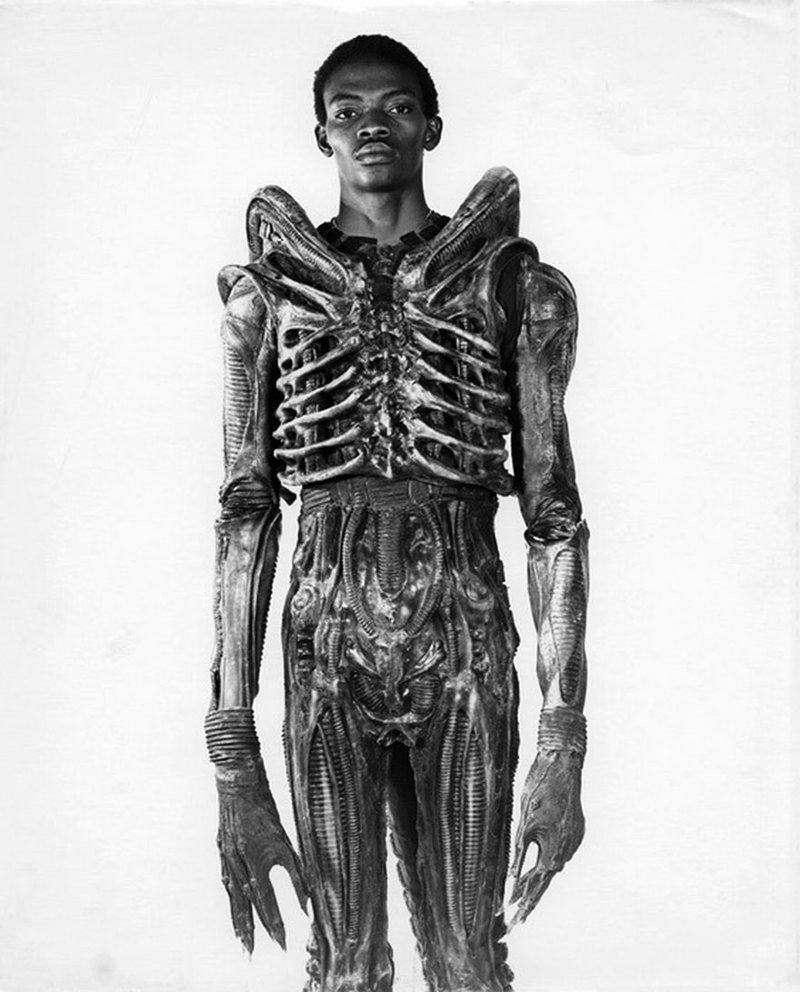 Боладжи Бадеджо — нигерийский студент ростом 2,18 метра в костюме Чужого, 1978 год. Для Боладжи эта роль стала первой и последней.