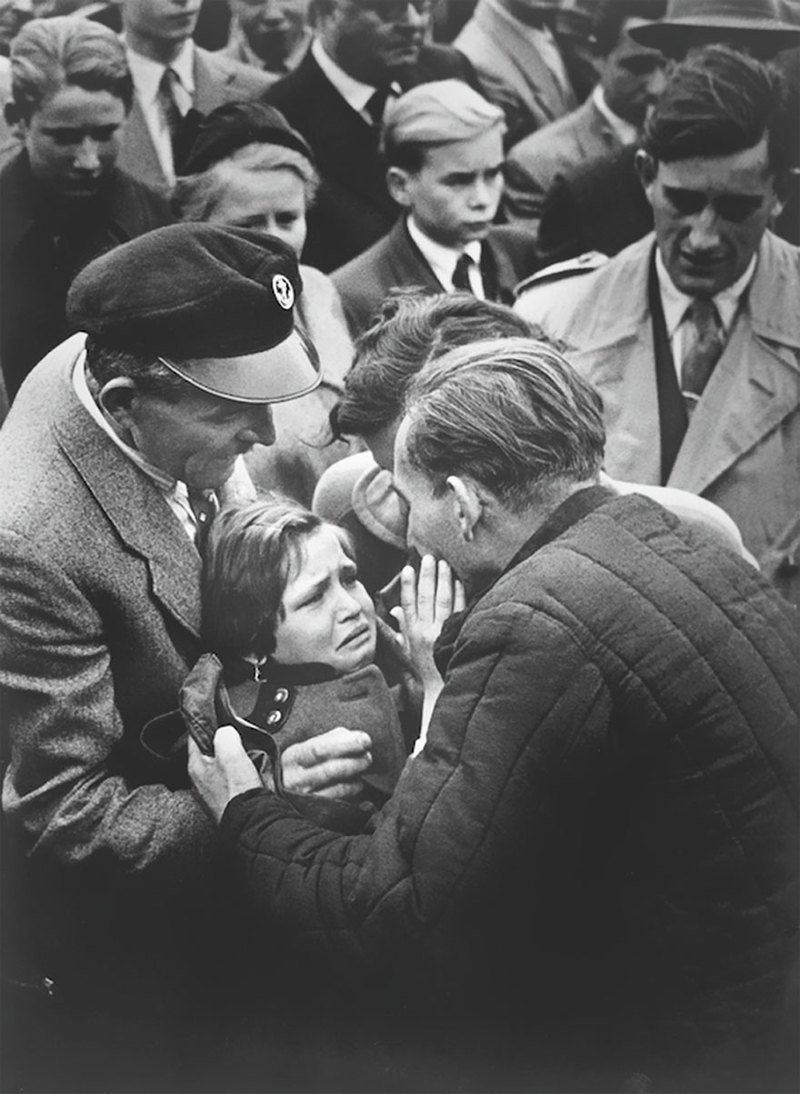 Немецкий ребенок встречает своего отца, солдата Второй мировой войны, которого он последний раз видел в годовалом возрасте, 1956 год.