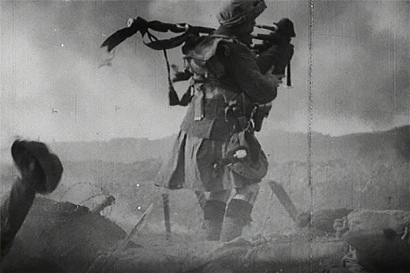 Шотландский волынщик в килте на поле боя, Первая мировая война.