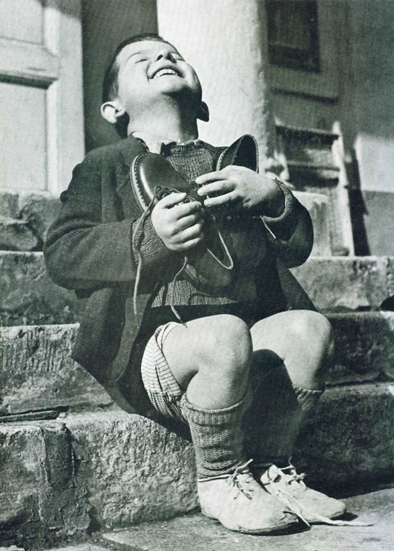 Австрийский мальчик радуется новой паре ботинок, Вторая мировая война.