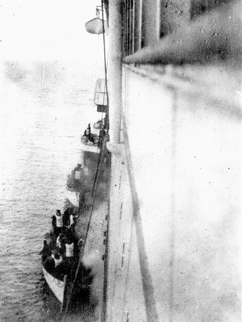 Спасшиеся пассажиры «Титаника» высаживаются на борт «Карпатии», 1912.