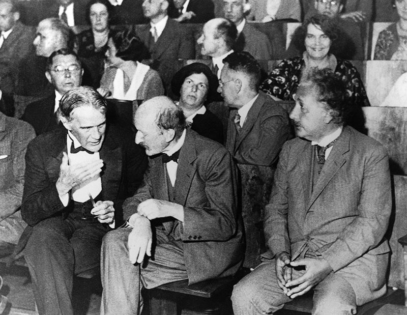 Физик Роберт Вильямс Вуд, основоположник квантовой физики Макс Планк и Альберт Эйнштейн сидят на первом ряду на собрании Берлинского физического общества, 1931 год.