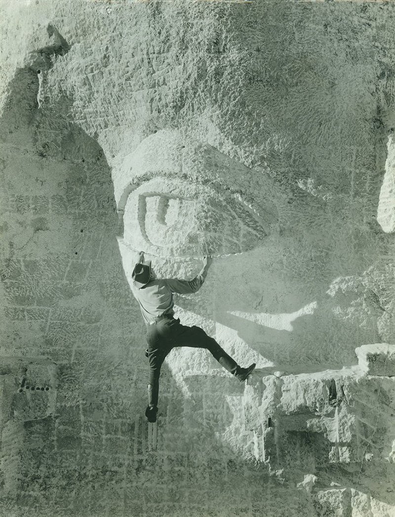 Мужчина вырезает глаз одной из скульптур, гора Рашмор, 1930-е годы.