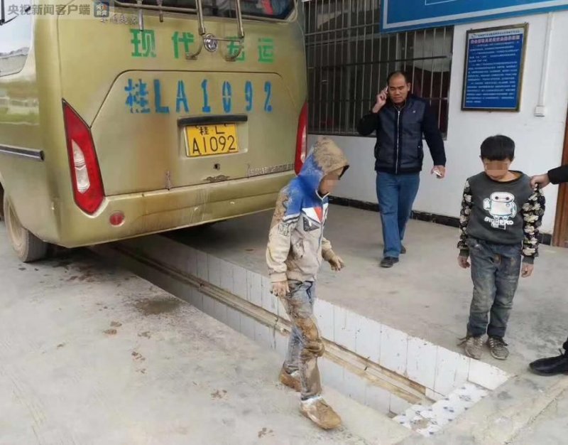 Дети три часа ехали под днищем автобуса чтобы встретиться с родителями