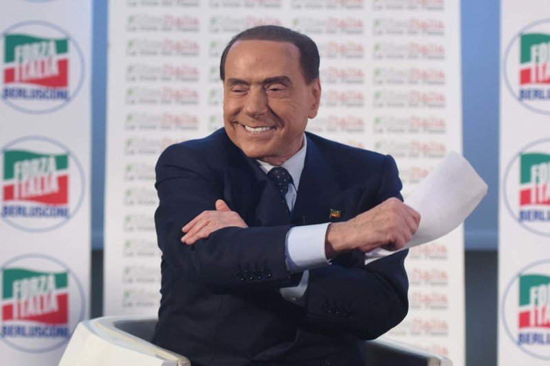81-летний Сильвио Берлускони стал похож на восковую фигуру