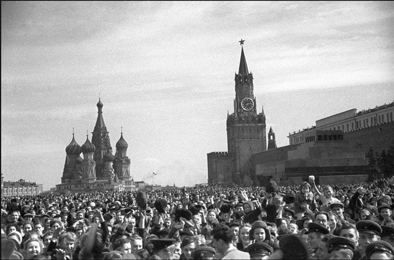 Народные гуляния на Красной площади после сообщения о капитуляции Германии