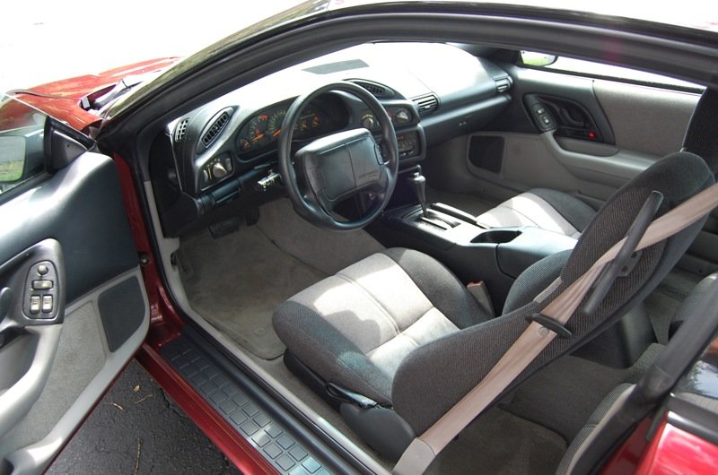 Интерьер Camaro B4C четвертого поколения без дополнительного оборудования минимально отличается от гражданского