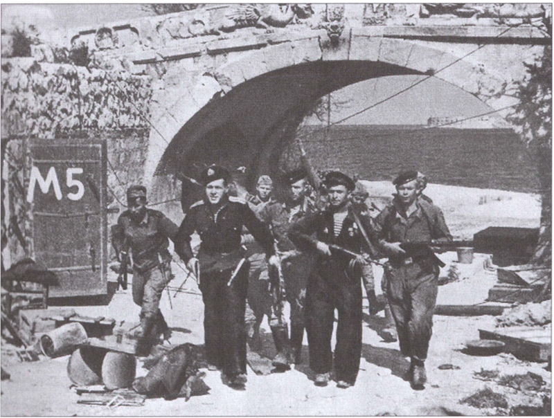Бойцы морской пехоты у арки Приморского бульвара в освобожденном Севастополе.