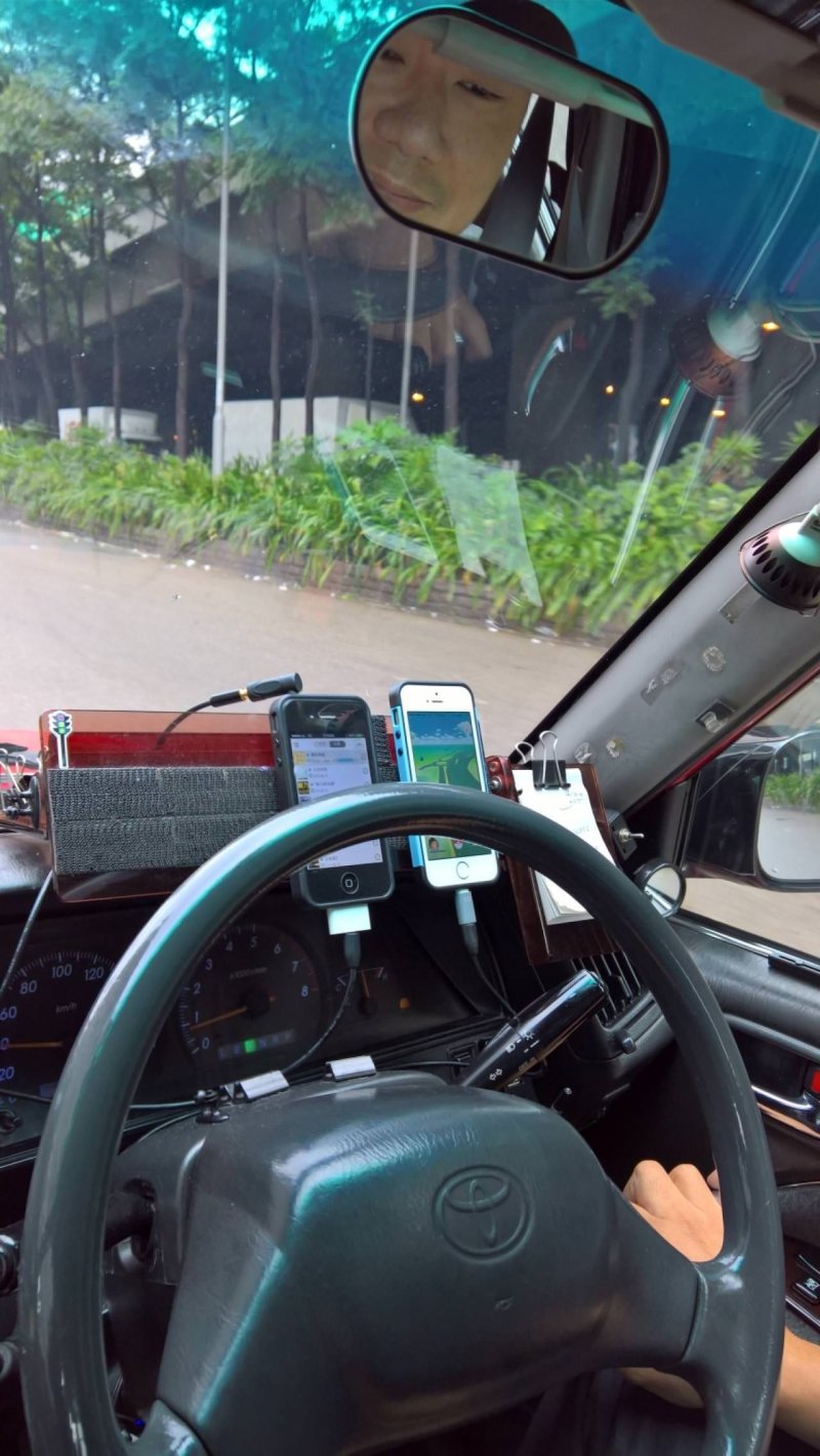 Зачем таксистам в Гонконге столько гаджетов на  приборной панели?