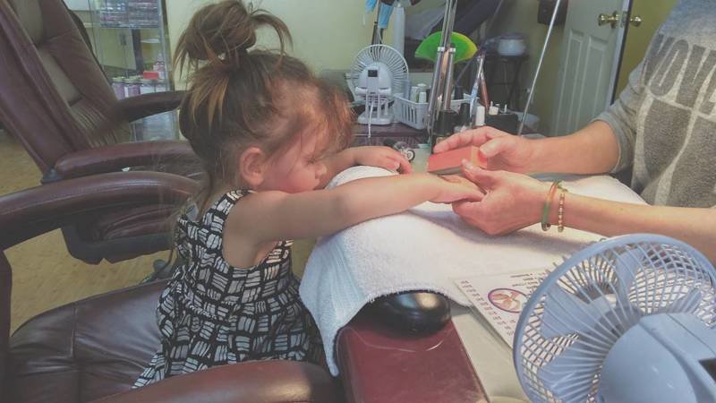 Татуировщица и альтернативщица разрешает своей двухлетней дочери красить волосы
