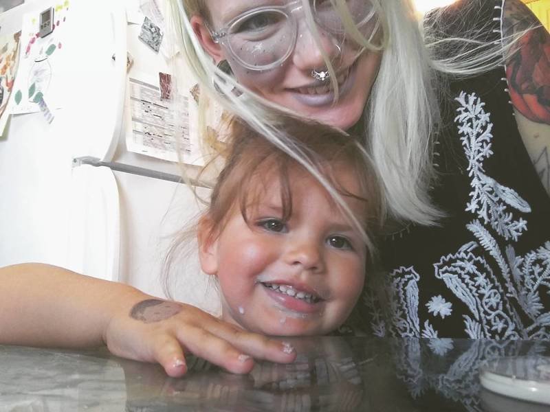 Татуировщица и альтернативщица разрешает своей двухлетней дочери красить волосы