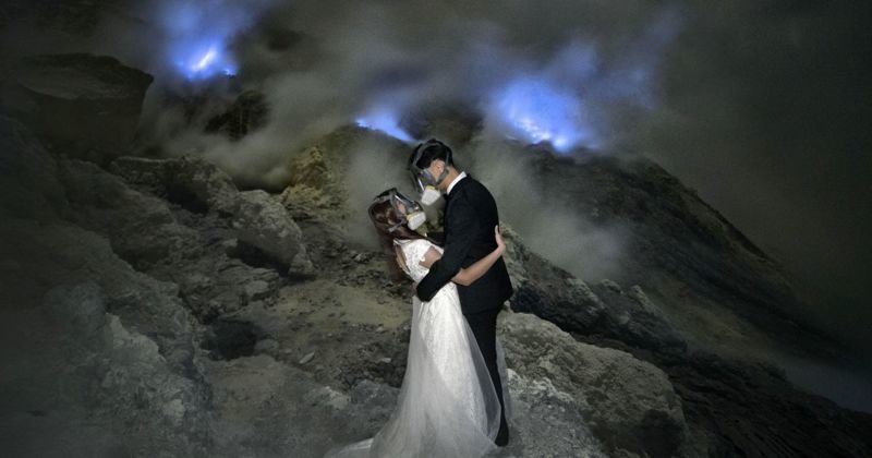 Пара была вынуждена носить противогазы, чтобы защитить себя от серного дыма кислотного кратера