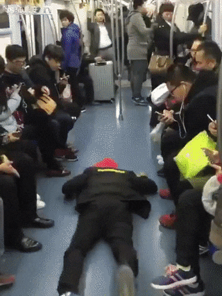 Когда очень хочешь сесть, но все места заняты Когда очень хочешь сесть, но все места заняты