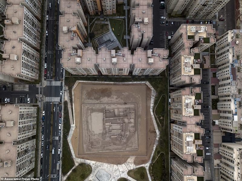Высотные здания окружили археологическую площадку Гуантинамарка, и рядом находится Пасифико-авеню