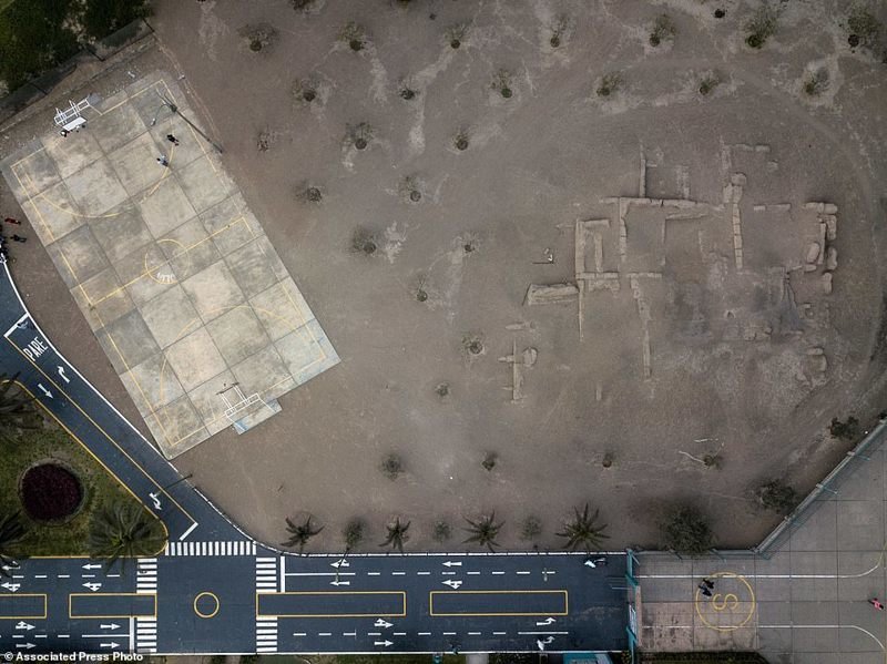 Муниципальная баскетбольная площадка, построенная впритык к археологическому памятнику Лиматамбо