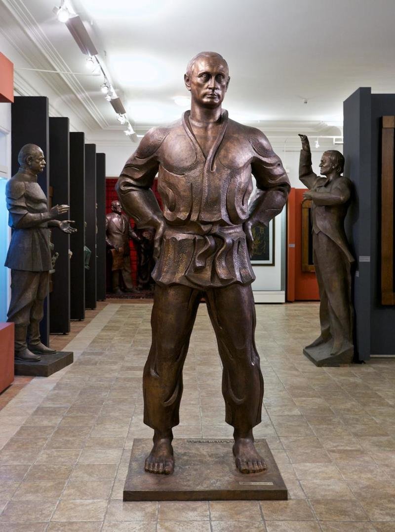 Этого путина создал Зураб Церетели. памятник участвовал в экспозиции "Наши современники", называется скульптура "Дзюдоист"