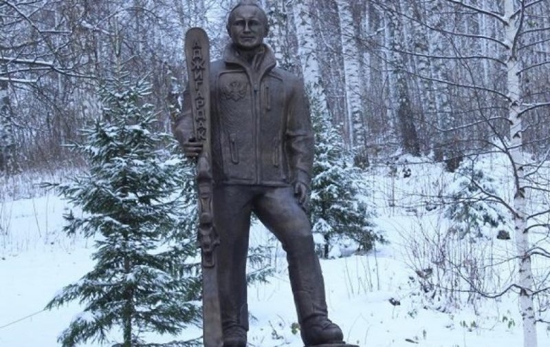 В Челябинской области появился памятник Путину с лыжами в руках. Администрация курорта объяснила это просто: за вклад в популяризацию горнолыжных видов спорта и здорового образа жизни.