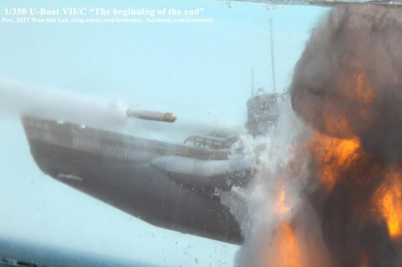 Взрыв подводной лодки на столе