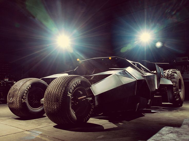 Наконец настал час самого супер-пупер автомобиля Бэтмена из фильмов про Темного Рыцаря: