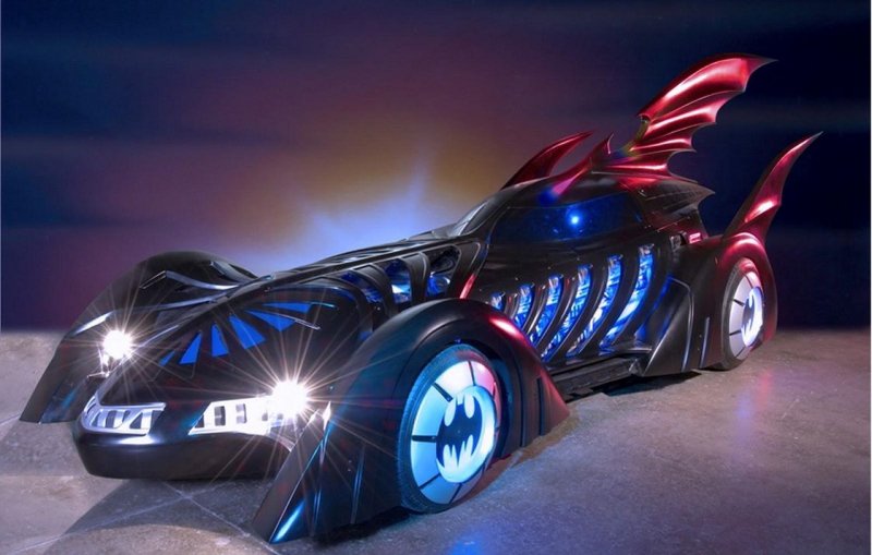 В фильме Batman Forever в 1995 году был уже другой автомобиль. Его придумала Barbara Ling: