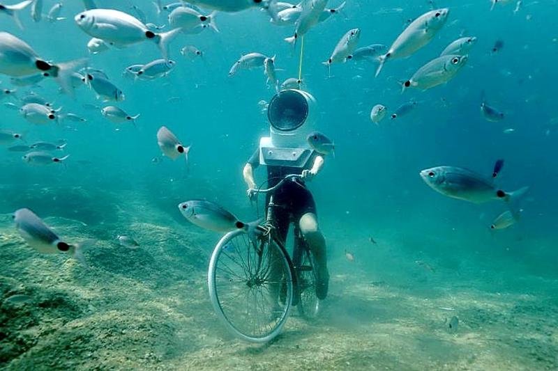 8. Женщина ныряет и делает вид, что катается на велосипеде в Подводном парке в Пуле, Хорватия, 1 августа 2017 года. REUTERS